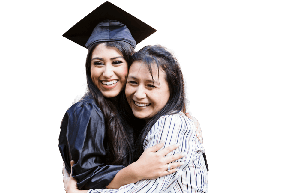 Hija graduada con mamá orgullosa posar para una foto